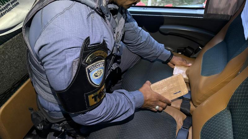 Tabletes de droga foram encontrados no interior de poltrona, mais precisamente no encosto