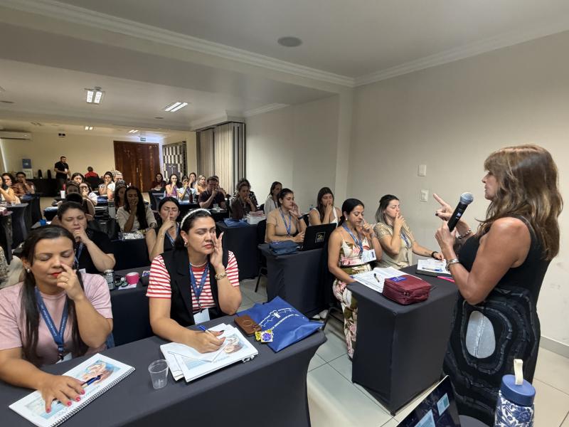 A palestrante fala para 50 fonoaudiólogas e estudantes de Prudente e região 