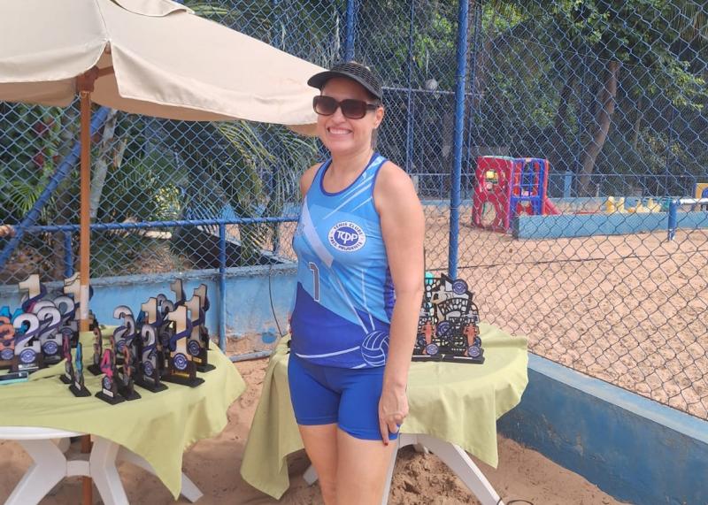 Jozi, a coordenadora do vôlei de praia