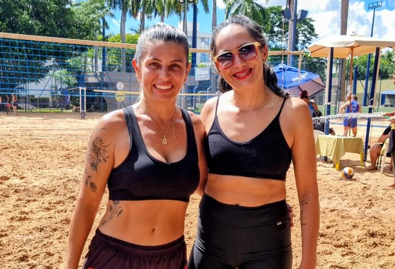 Mesmo com as pausas da vida, o vôlei é mais do que um esporte para Débora e Mislene 