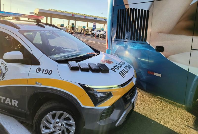 Estrangeiro que estava entre passageiros de um ônibus foi flagrado com 4,3 kg de pasta base de cocaína