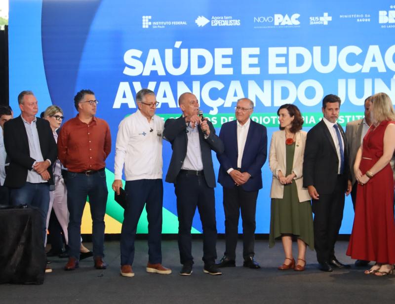 Carreta da oftalmologia foi inaugurada nesta segunda, com presença de vice-presidente e ministros