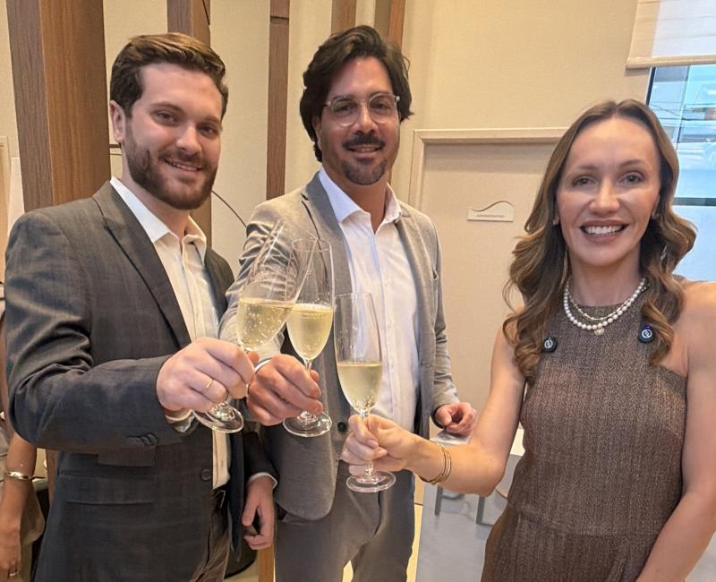 Dr. Tarik Rajab, Dr. Arnaldo Schaefer e Dra. Luiza Vanconcelos Schaefer brindam na inauguração da Plura Clinic