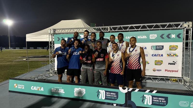 Equipe de Prudente comemora a medalha de bronze no pódio