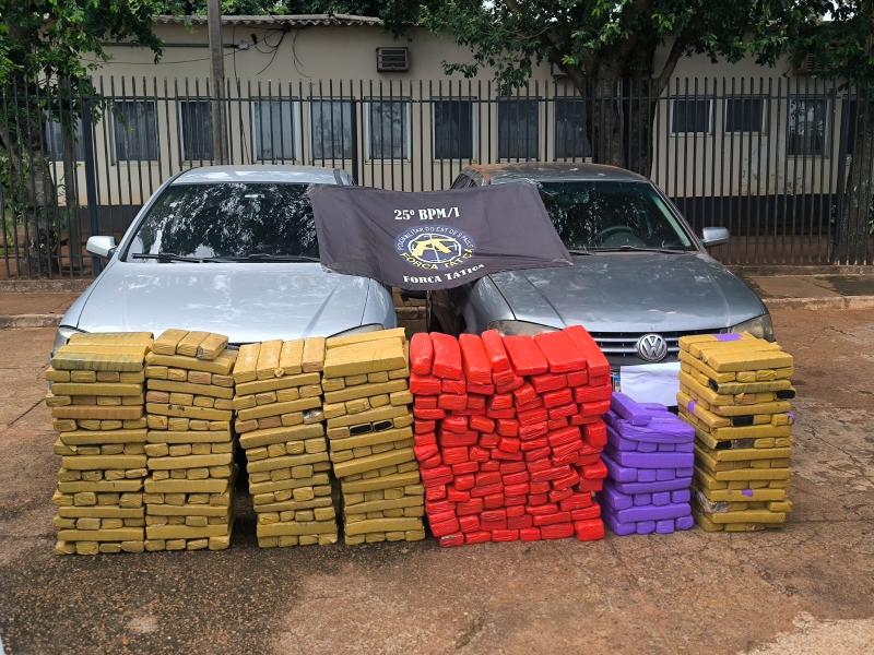 Entorpecente, dividido em 448 tijolos, estava em veículo que estava escondido em imóvel