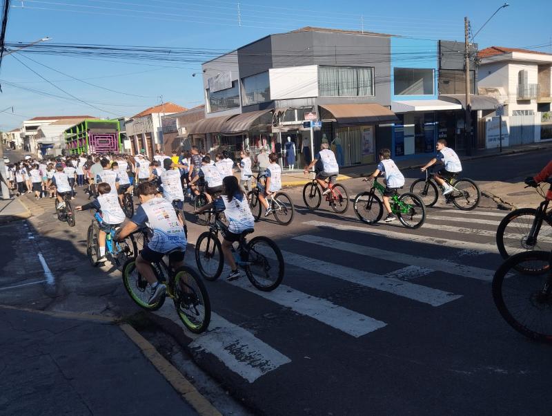 Evento ciclístico arrecada recursos para a Pastoral Social em Pirapozinho