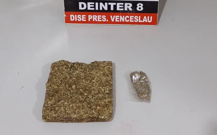 Tablete de maconha e uma porção menor da mesma substância estavam em vestes de jovem