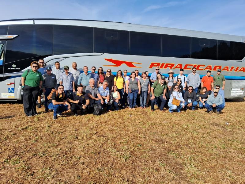 Parte dos produtores e empreendedores que foram para a feira; na foto, aparecem moradores de Prudente, Rancharia e Estrela do Norte