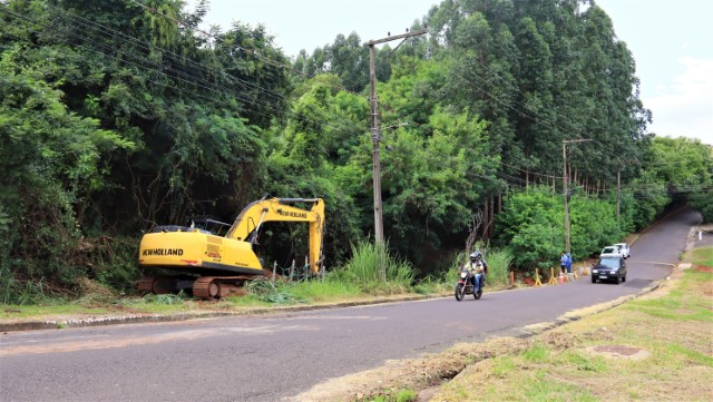Serviços também contemplam recomposição do solo e reconstrução de guias e sarjetas