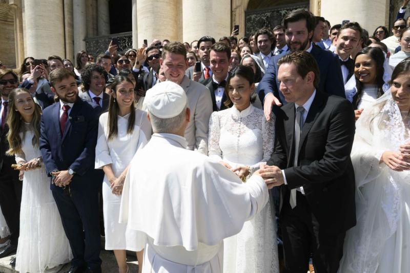 Momento exato em que o Papa Leão XIV abençoa os recém-casados da nossa região em Roma