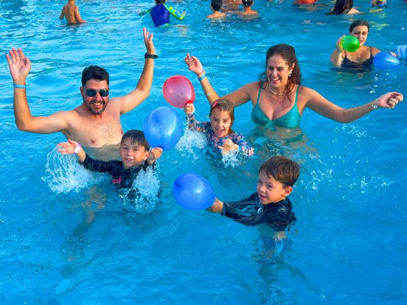 Trigêmeos do Paraíso e seus pais aproveitando o complexo aquático do Terra Parque