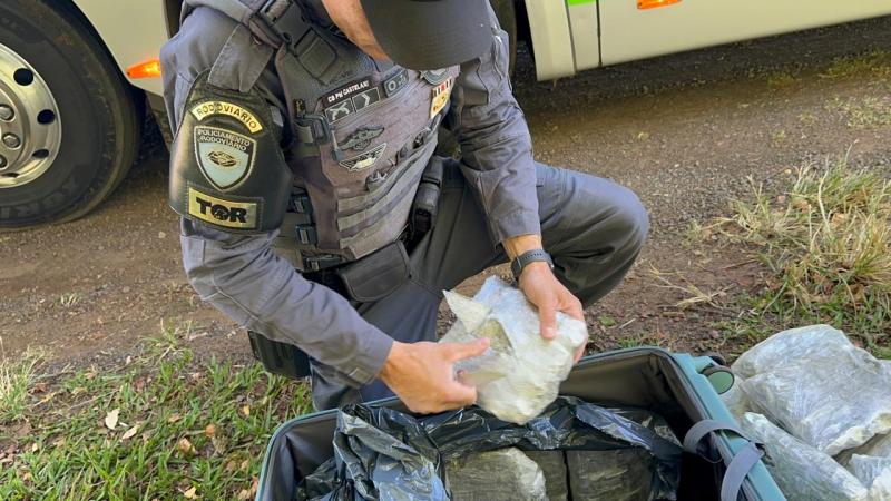 Patrulheiros localizaram 28 pacotes da droga colombiana em mala de passageiro