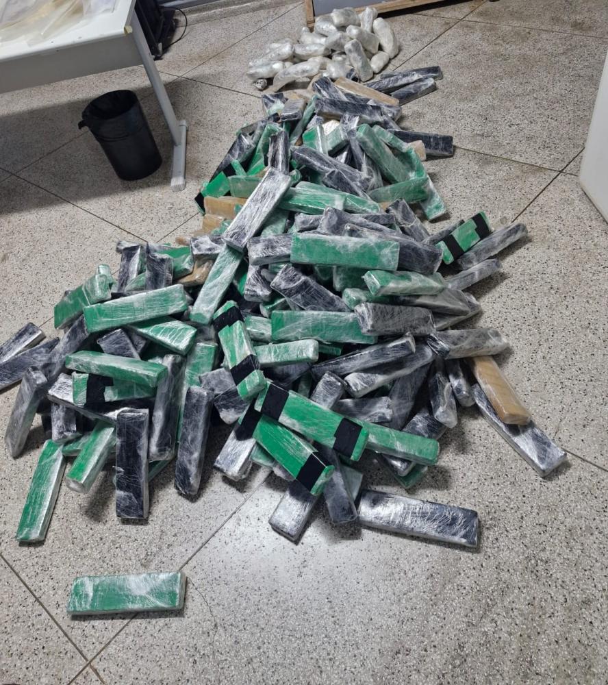 Em vistoria veicular, foram localizados 182 quilos de entorpecentes, entre maconha e skunk