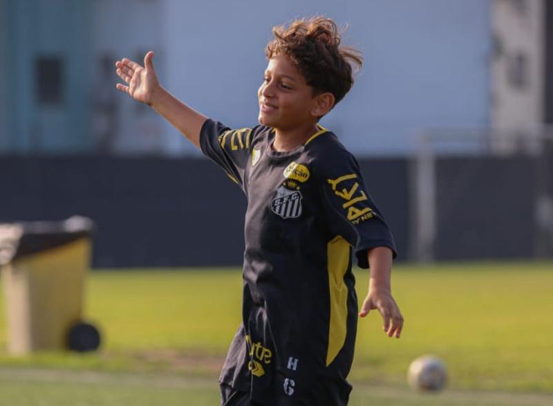 Arthur treinando no sub-10 do Santos