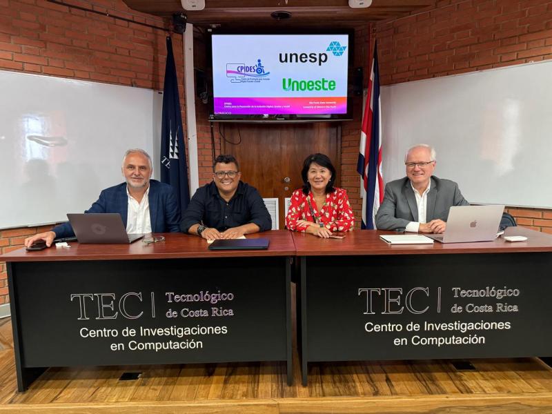 Prof. Dr. Klaus Schlünzen Junior e Profa. Dra. Elisa Tomoe Moriya Schlünzen, em Costa Rica, onde firmaram colaboração internacional com o Prof. Dr. Mário Chacon, responsável por plataforma inovadora em Libras