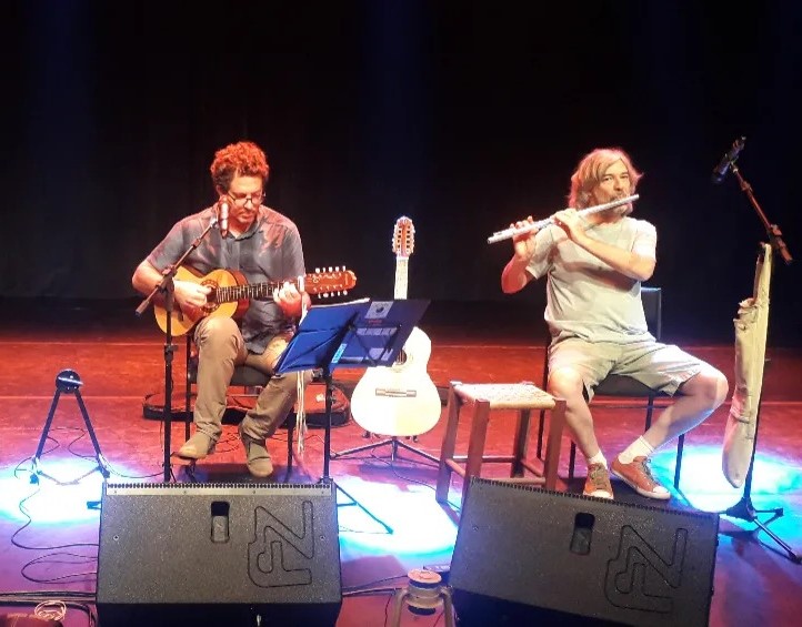 No palco, duo apresenta canções autorais e releituras que percorrem diferentes sonoridades regionais do país