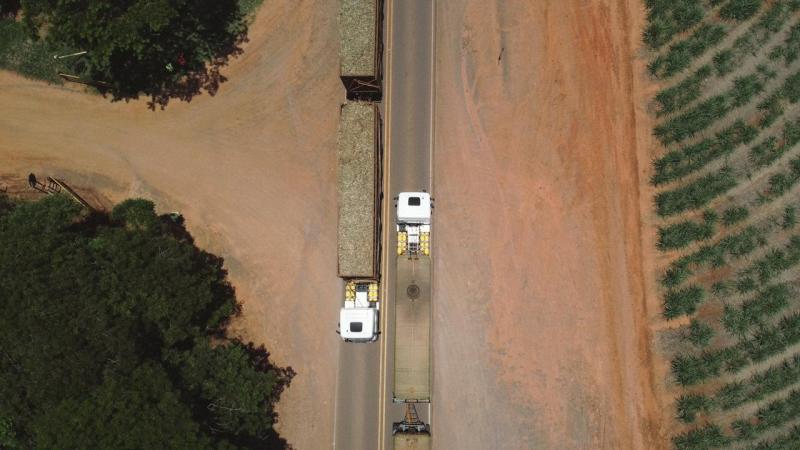 Empresas fecham contrato para logística da vinhaça com caminhões movidos a biometano