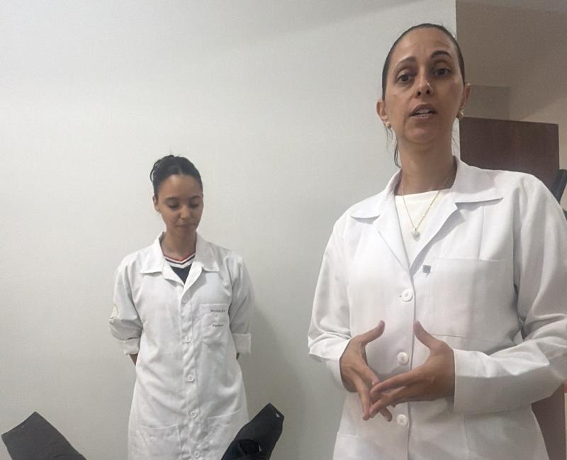 A fisioterapeuta Maria Paula Figueiredo e sua assistente Giovana Silva: "Unimos o efeito de drenagem linfática à analgesia. Isso reduz a dor e alivia rapidamente a sensação de peso nas pernas"