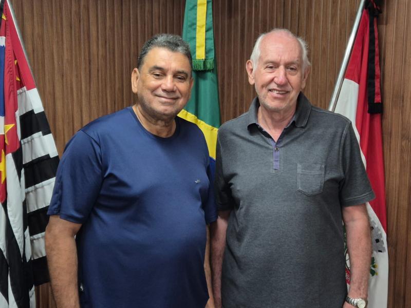 José Renato Tosello ao lado do vereador Izaque Silva, que propôs homenagem