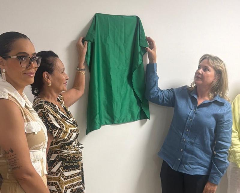 Dra. Juliana, presidente da Unimed, e D. Elenice Botter descerram a placa inaugural do novo CDI do Hospital Unimed