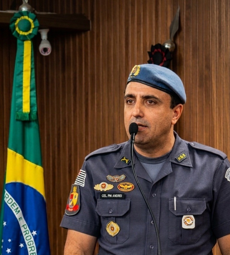 Natural de Araçatuba, Andrei foi inspirado pelo pai, e ingressou na corporação em janeiro de 1996