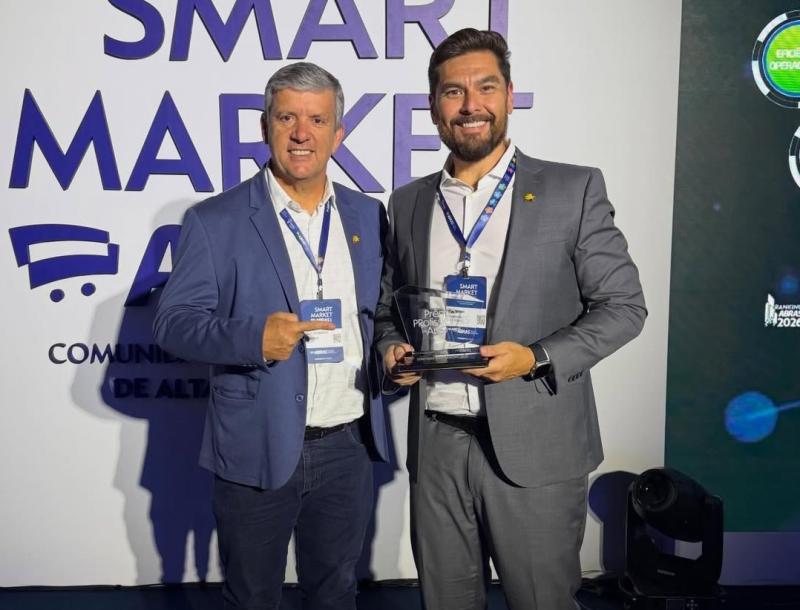 Marcelo Nicolucci, presidente dos Supermercados Estrela, e Diego Yamasaki, diretor de Operações da rede, eleito profissional do ano pela Associação Brasileira de Supermercados