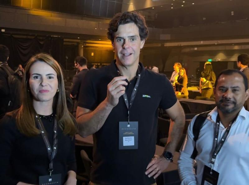 Juliana Morito e Geraldo Leite dos Santos, da Aser Capital, com Guilherme Benchimol, o fundador da XP Investimentos
