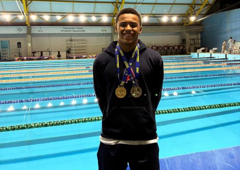Enzo faturou o ouro no revezamento 4 x 100 m nado livre e a prata no revezamento 4 x 100 m nado medley