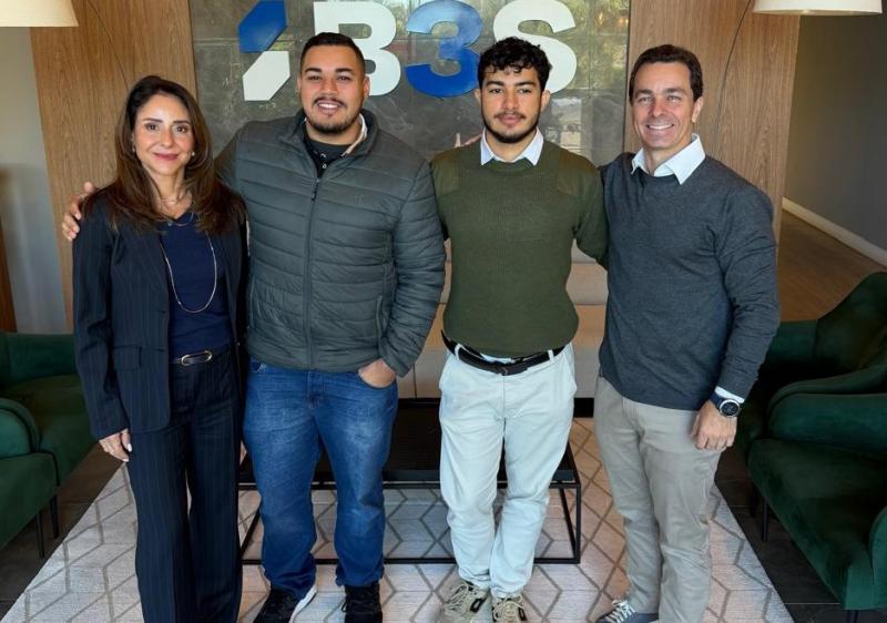 Fernanda Sykora e Eduardo Siqueira, diretores da B3S Investimentos de Presidente Prudente, recepcionando participantes do primeiro programa de trainee do escritório