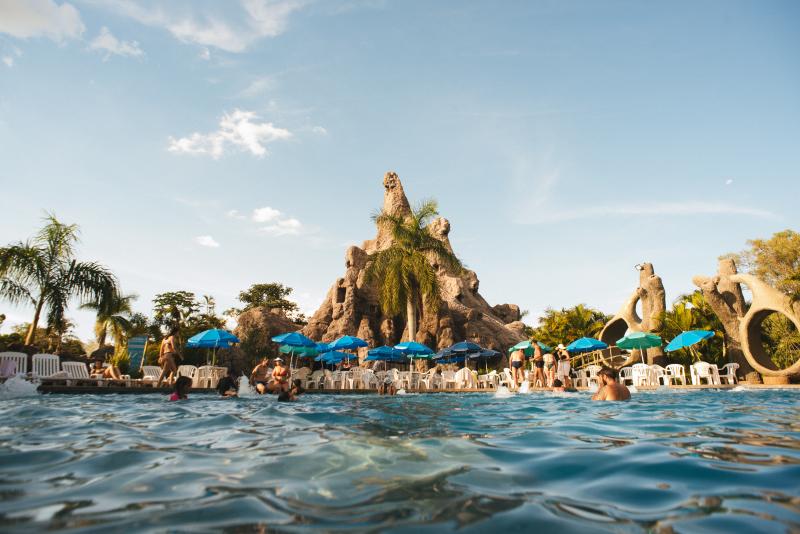 A piscina borbulhante do resort do vulcão é climatizada para uso o ano todo