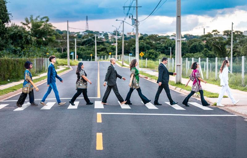 Elenco reproduz foto da travessia da Abbey Road em Londres