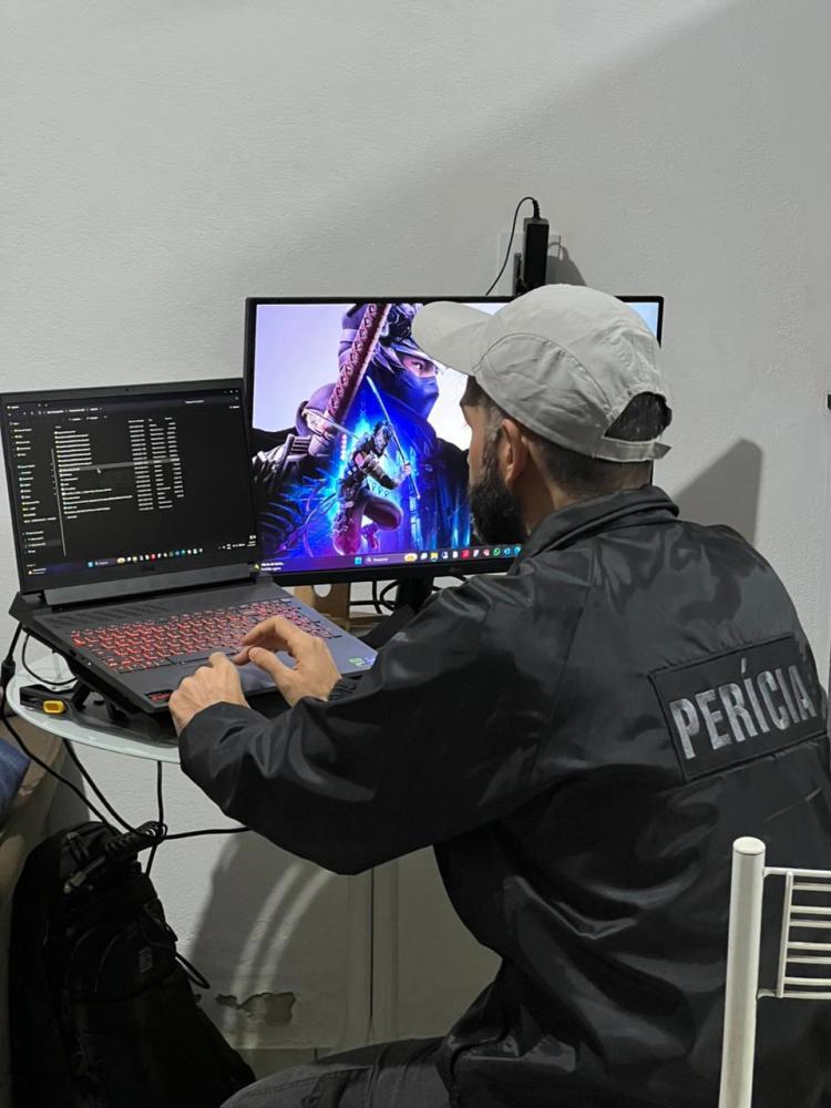 Em análise preliminar, foi localizado, armazenado em pasta oculta, material contendo pornografia