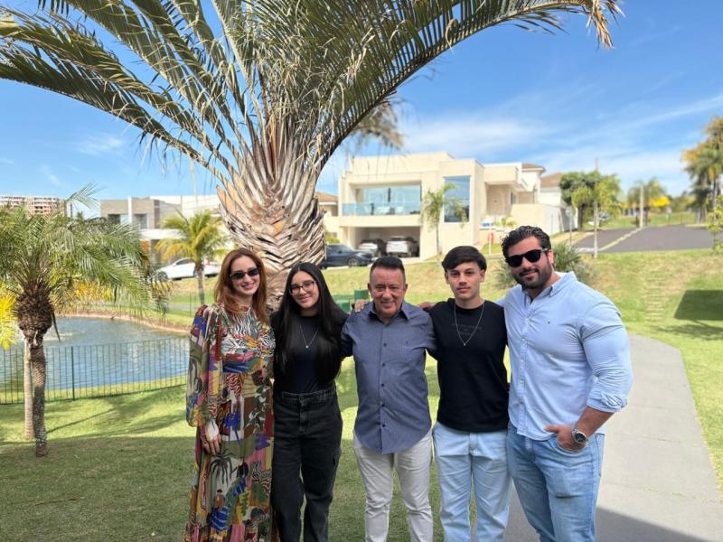 Juarez Carvalho com os 4 filhos, Thais, Vitoria, Matheus e Rodrigo