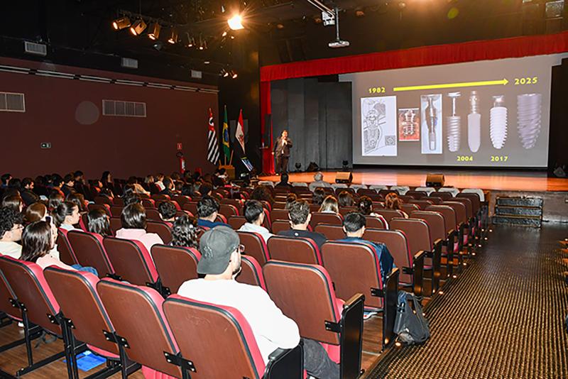 Jornada de Odontologia reúne estudantes e profissionais em programação científica e prática