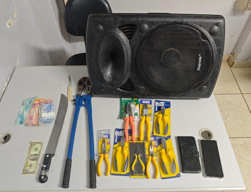Dupla foi flagrada com ferramentas, dinheiro, celulares e uma caixa de som preta pertencentes à vítima