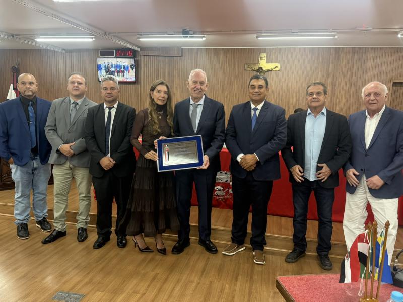 O homenageado com os vereadores