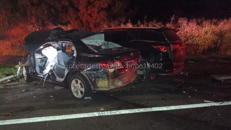 Corolla invadiu a pista contrária, onde atingiu transversalmente um utilitário SW4