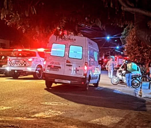 Na Vila Nova, envolvido bateu Gol contra motocicleta estacionada e atingiu dois pedestres