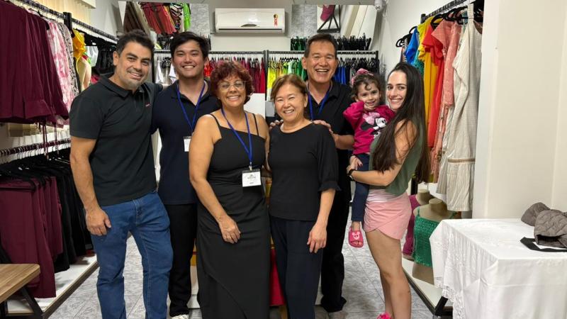 Equipe do AsahI Outlet comemora a inauguração