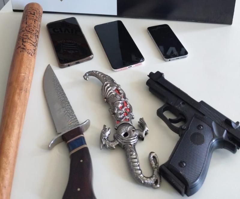 Em buscas na residência do casal, policiais apreenderam objetos que estavam no interior de veículo