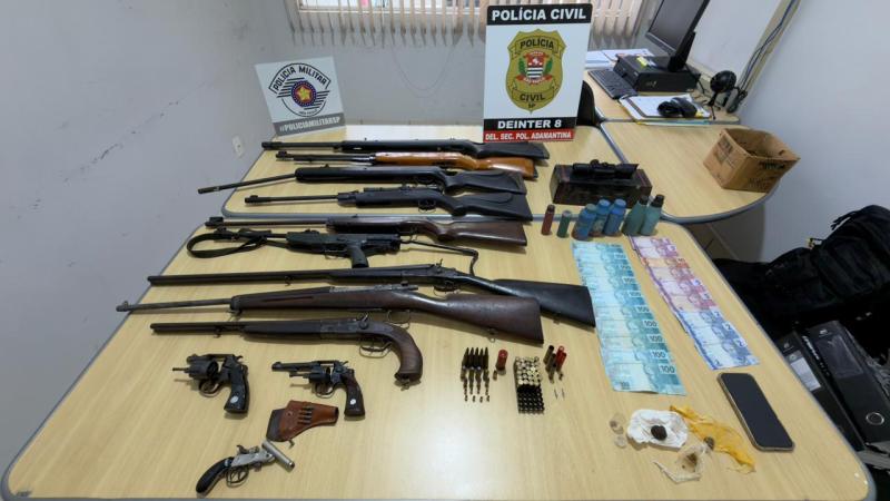 Onze armas, sendo 5 de fogo e 6 de ar comprimido, munições e outros objetos suspeitos foram apreendidos