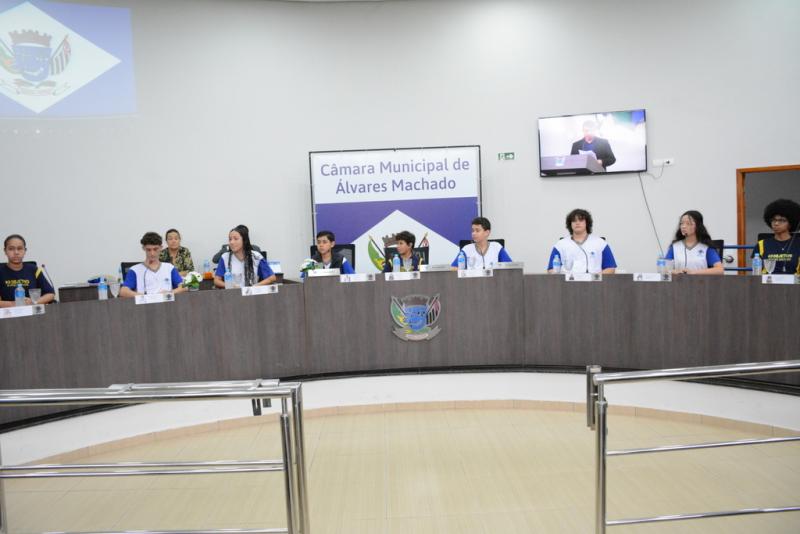 Sessão mirim foi realizada nesta quinta-feira, no prédio do Legislativo