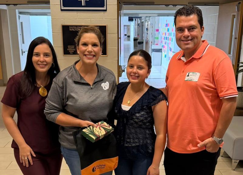 Os diretores da Multiplus School, Danilo Silingowschi, Luana Nogueira e a filha Isabela Silingowschi, com a diretora da Walton High School, Brianna Leavins, em Defuniak Springs, na Flórida (USA)
