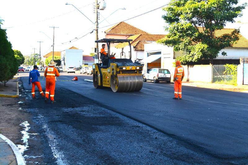 Ruas São Paulo e Estevam Hopert recebem pavimentação asfáltica