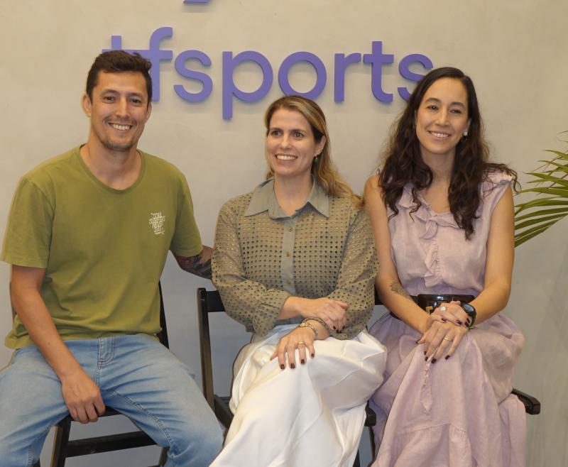 Thiago e Letícia com a fisioterapeuta Ana Amélia