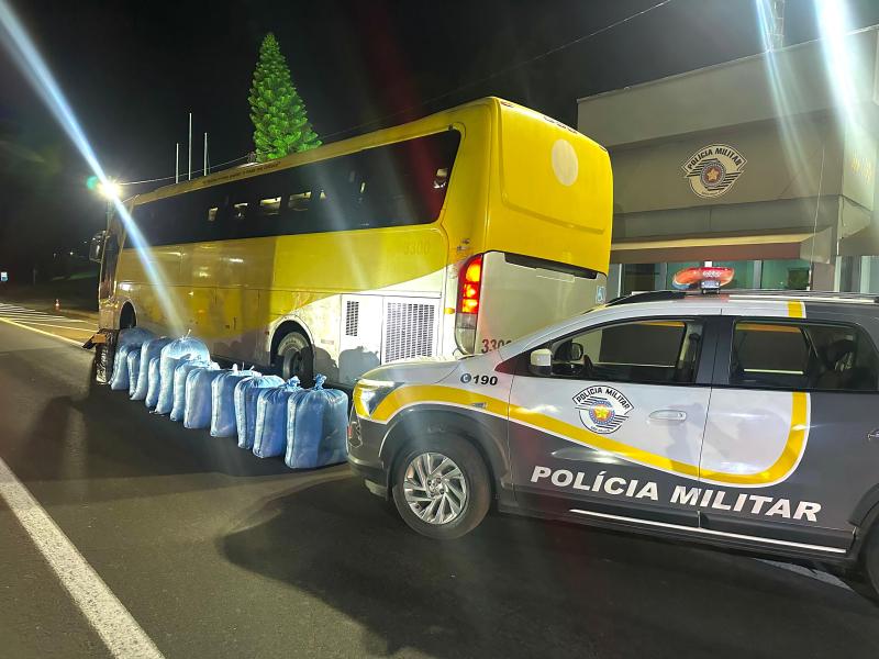Doze fardos de folhas de coca e 1.300 maços de essência de narguilé foram encontrados em bagageiro