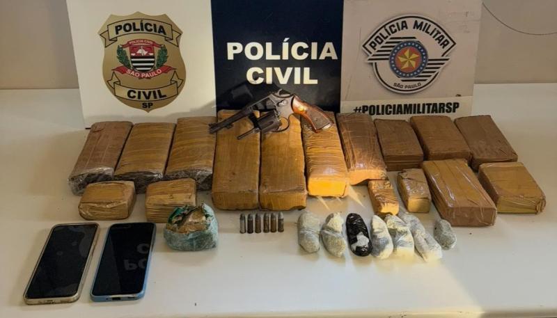 Durante ação, foram apreendidos celulares, balança, drogas, R$ 958,00 e um revólver calibre 38