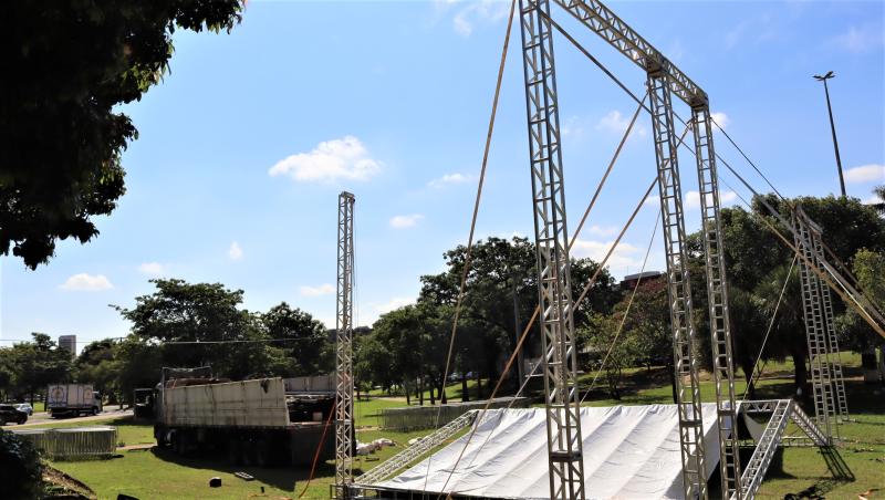 Palco está sendo instalado na área verde em frente ao Colégio Poliedro, na Avenida 14 de Setembro