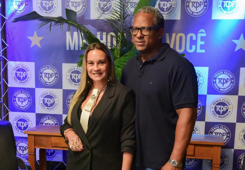 Presidente Cremilson e a esposa Mirella celebram com os convidados