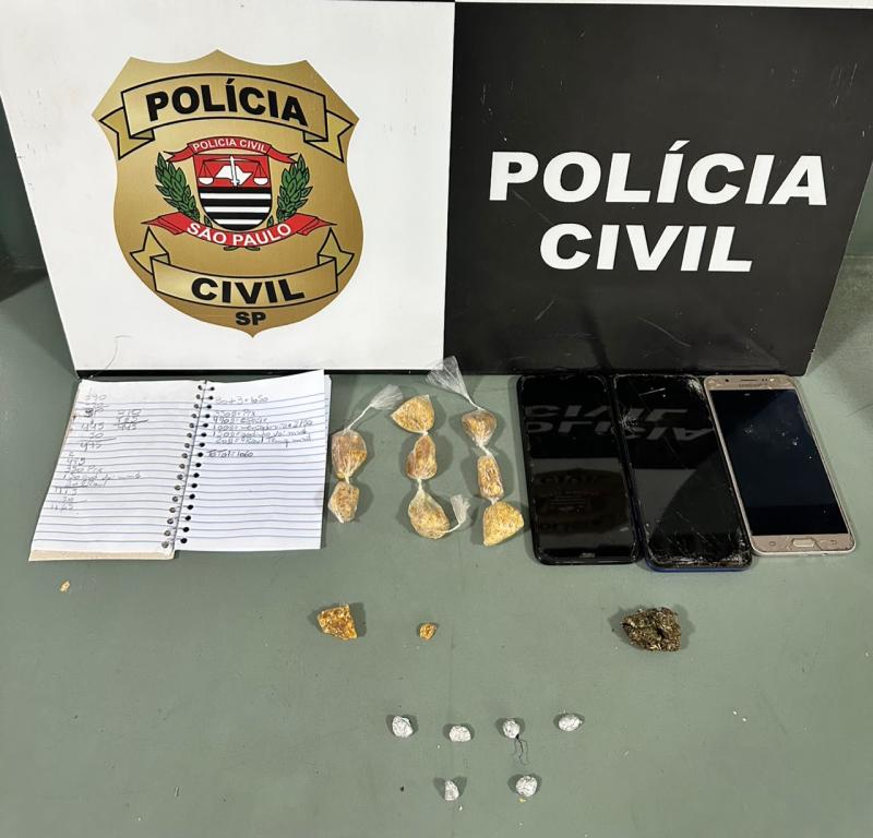Duas pessoas foram presas e um suspeito está foragido após polícia descobrir ponto de venda em Pirapozinho